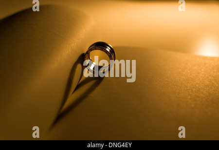 Verlobungsring Gießen Herz geformt Schatten Stockfoto