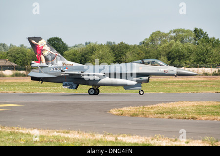 BIN eine Royal Netherlands Air Force f-16 Fighting Falcon Jet Fighter von 323 Squadron verlangsamt nach der Landung am RAF Fairford Stockfoto