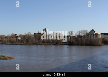 Fluss Loire Bibliothek und Tours Cathedral Frankreich Dezember 2013 Stockfoto