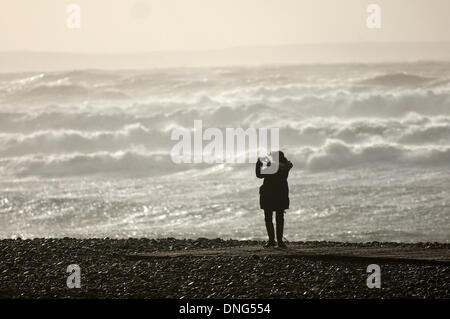 Newgale, Pembrokeshire, Wales, UK. 27. Dezember 21013. Windstärke Winde erstellte riesige Wellen bis an den Horizont auf der südwestlichen Küste von Wales. Bildnachweis: Graham M. Lawrence/Alamy Live-Nachrichten. Stockfoto