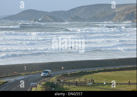 Newgale, Pembrokeshire, Wales, UK. 27. Dezember 21013. Windstärke Winde erstellte riesige Wellen bis an den Horizont auf der südwestlichen Küste von Wales. Bildnachweis: Graham M. Lawrence/Alamy Live-Nachrichten. Stockfoto