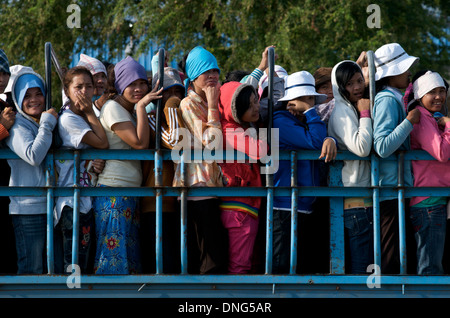 Arbeitnehmer, Missbrauch, Bekleidung/Textil Fabrikarbeiter überfüllt in der Rückseite eines Lkw pendeln nach Hause nach Arbeit, Phnom Penh, Kambodscha. Credit: Kraig Lieb Stockfoto