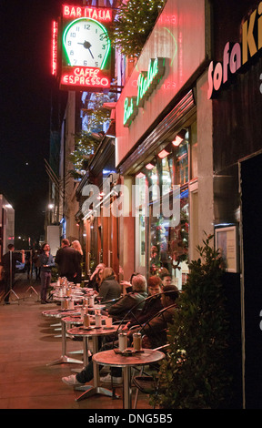 Trinkt man draußen auf der Terrasse der Bar Italia bei Nacht, Soho, London, Vereinigtes Königreich Stockfoto