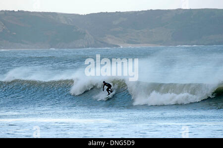 Gower Halbinsel - South Wales - UK 27. Dezember 2013: ein Surfer, um das Beste aus der guten Surf in Oxwich Bay in der Nähe von Swansea heute Nachmittag. Bildnachweis: Phil Rees/Alamy Live-Nachrichten Stockfoto