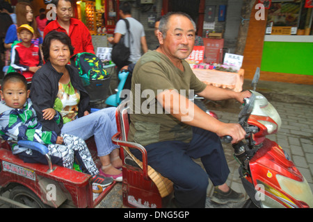 Peking China, Asien, Chinesisch, Orient, Dongcheng Bezirk, Nanluoguxiang, Hutong, Shopping Shopper Shopper Shop Shops Markt Märkte Marktplatz Kauf sel Stockfoto