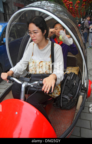 Peking China, Chinesisch, Dongcheng Bezirk, Nanluoguxiang, Hutong, Shopping Shopper Shopper Shop Geschäfte Markt Kauf Verkauf, Geschäft Geschäfte Geschäft Geschäft Geschäft Geschäftsleute Stockfoto