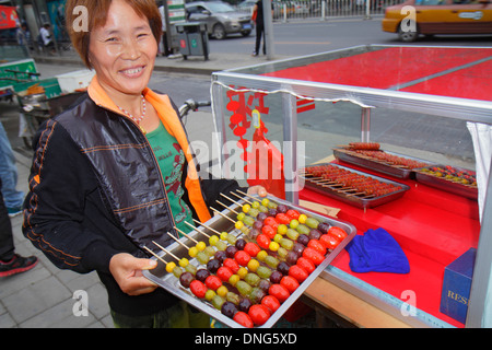 Peking China, Chinesisch, Chaoyang Bezirk, asiatische Erwachsene, Erwachsene, Frau weibliche Frauen, Straße, Lebensmittel, Verkäufer Stände Stand Markt Markt Markt, Käufer b Stockfoto