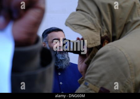 London, UK. 27. Dezember 2013. Anjem Choudary und Mitarbeiter demonstrieren in London gegen die pakistanische Regierung Credit: Rachel Megawhat/Alamy Live News Stockfoto