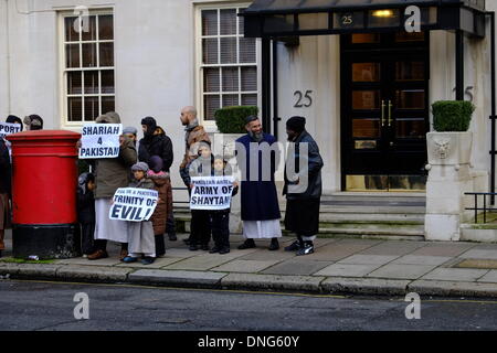 London, UK. 27. Dezember 2013. Anjem Choudary und Mitarbeiter demonstrieren in London gegen die pakistanische Regierung Credit: Rachel Megawhat/Alamy Live News Stockfoto