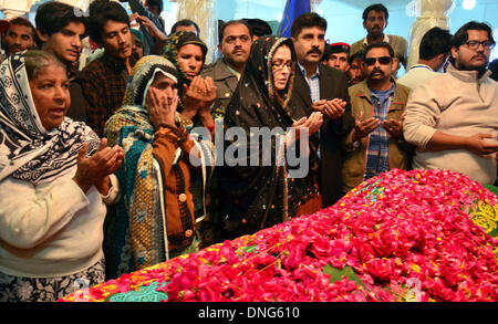 Garhi Khuda Bux, Pakistan. 27. Dezember 2013. Anhänger der Völker Partei Vorsitzende, Benazir Bhutto bietet Fateha für ihre verstorbene Seele im Grabe anlässlich des sechsten Todestag Benazir Bhutto statt in Garhi Khuda Bux am Freitag, 27. Dezember 2013. Von überall in der Pakistan sind Anhänger von Benazir Bhutto und Aktivitäten der Volkspartei behandelnden Kongregation von Benazir Bhutto Todestag in Form von Konvois. Bildnachweis: Asianet-Pakistan/Alamy Live-Nachrichten Stockfoto