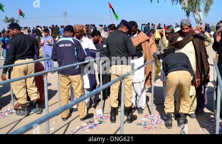 Garhi Khuda Bux, Pakistan. 27. Dezember 2013. Sicherheitsbeamte und freiwilligen Anhänger der Völker Partei Vorsitzenden suchen, statt Benazir Bhutto, Benazir Bhutto sechsten Todestag besuchen kommen in Garhi Khuda Bux am Freitag, 27. Dezember 2013. Von überall in der Pakistan sind Anhänger von Benazir Bhutto und Aktivitäten der Volkspartei behandelnden Kongregation von Benazir Bhutto Todestag in Form von Konvois. Bildnachweis: Asianet-Pakistan/Alamy Live-Nachrichten Stockfoto