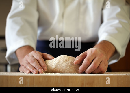 Koch, Kneten von Hefeteig Stockfoto