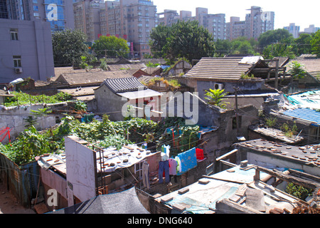 China, China, Bezirk Xicheng, Guang an Men Nei Da Jie, Guanganmen Outer Street, Hutong, Dächer, ältere Wohnungen, hängende Wäsche, China130918419 Stockfoto