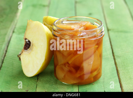 Quitten Marmelade Confiture in Glas auf einem Holztisch Stockfoto