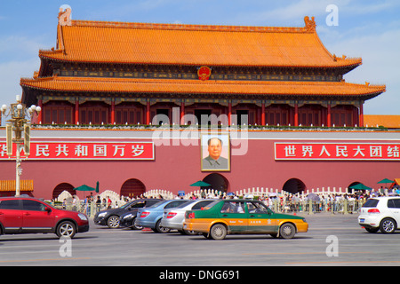 Peking China, Chinesisch, Dongcheng Bezirk, Chang'an Avenue, Tian'anmen, Tiananmen Platz, Kaiserstadt, chinesische Schriftzeichen hànzì Pinyin, Tor, Mao Zedong por Stockfoto