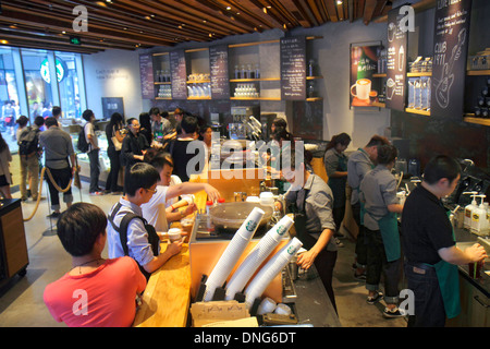 Peking China, Chinesisch, Chaoyang District, Sanlitun Village, Süd-Nord-Piazza Deck, Shopping Shopper Shop Geschäfte Markt Kauf Verkauf, Laden Geschäfte Busin Stockfoto