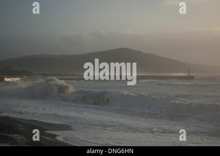 Aberystwyth, Wales, UK. 27. Dezember 2013. Gale force Winde verbinden sich mit der Flut geschlagenen Eierteig Aberystwyth Hafen und die Promenade an der Küste von Mid Wales in Ceredigion. Bildnachweis: Barry Watkins/Alamy Live-Nachrichten Stockfoto