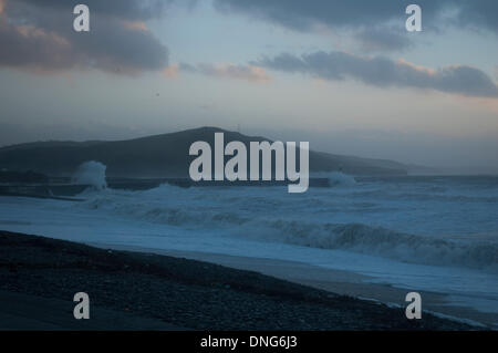 Aberystwyth, Wales, UK. 27. Dezember 2013. Gale force Winde verbinden sich mit der Flut geschlagenen Eierteig Aberystwyth Hafen und die Promenade an der Küste von Mid Wales in Ceredigion. Bildnachweis: Barry Watkins/Alamy Live-Nachrichten Stockfoto