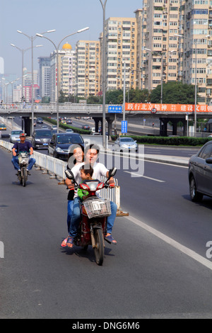 Peking China, Chinesisch, Chaoyang District, Panjiayuan, Moped, Elektroroller, Asian Mann Männer männlich, Vater, Frau weibliche Frauen, Mutter, junge Jungen männliche Kinder Kind Stockfoto