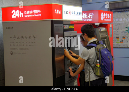 Peking China, Chinesisch, U-Bahn-Station Caishikou, Linie 4, chinesische Schriftzeichen hànzì Pinyin, asiatischer Mann Männer männlich, Erwachsene, Erwachsene, Frau weibliche Frauen, Paar, Geldautomat, se Stockfoto