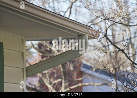 Nahaufnahme einer Regenrinne im frühen Frühjahr Stockfoto