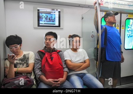 Peking China, Chinesisch, Caishikou U-Bahn-Station, Linie 4, asiatischer Mann Männer männlich, Erwachsene, Erwachsene, Frau weibliche Frauen, Reiter, Passagiere Passagiere Reiter Reiter, trai Stockfoto