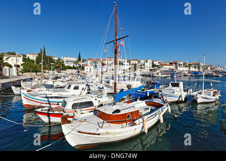 Boote in den alten Hafen von Spetses-Insel, Griechenland Stockfoto