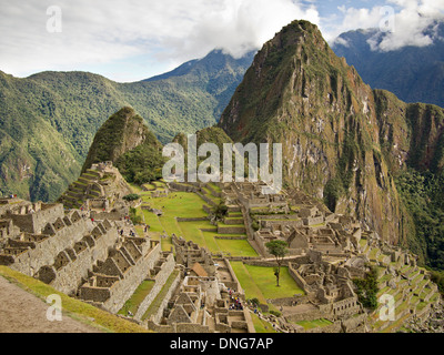 Die Ruinen des berühmten Inka-Stadt Machu Picchu im Heiligen Urubamba-Tal in der Nähe von Cuzco in Peru mit Huayna Picchu Berg. Stockfoto