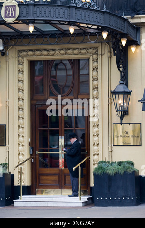 Türsteher im Waldorf Hilton in London England Stockfoto