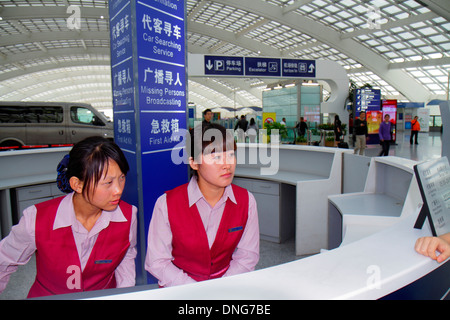 Beijing China,Chinesisch,Beijing Capital International Airport,PEK,Terminal 3,Informationen,Schreibtisch,Hilfe,Counter,Chinesische Schriftzeichen hànzì Pinyin,Asiatische Frau f Stockfoto