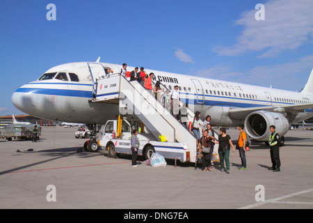 Beijing China, China, Beijing Capital International Airport, PEK, Air China, Asphalt, Flug von Hongkong, Passagiere steigen aus, steigen ein, steigen Treppen, Rampe, Treppe Stockfoto