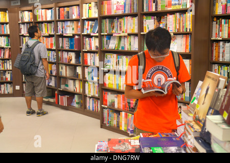 Hongkong China, HK, Asien, Chinesisch, Orientalisch, Insel, Causeway Bay Water, Yee wo Street, Buchhandlung, Bücher, Produktauslage Verkauf, Kunde, Browsen, Asiatisch Stockfoto