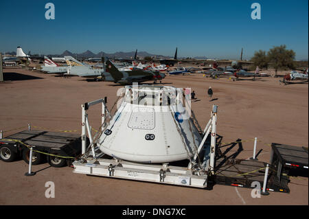 Tucsonona, USA. 27. Dezember 2013. Eine Textbaustein Mock-up der Orion-Raumkapsel sitzt auf dem Display an das Pima Air and Space Museum in Tucson. Die Orion verbringt zum Jahresende in Tucson auf dem Weg nach Kalifornien wo die Marine üben wird erholt sich die Kapsel nach einer Wasserung. Eine Textbaustein-Mock-up ist ein Full-Size-Modell, repliziert das genaue Gewicht, Form und Größe des Raumschiffs und dient in der Ausbildung. Die Orion-Kapsel wird voraussichtlich 2014 unbemannter Erstflug im Raum machen und bringt Astronauten im Jahr 2017. Bildnachweis: ZUMA Press, Inc./Alamy Live-Nachrichten Stockfoto