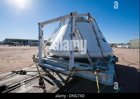 Tucsonona, USA. 27. Dezember 2013. Eine Textbaustein Mock-up der Orion-Raumkapsel sitzt auf dem Display an das Pima Air and Space Museum in Tucson. Die Orion verbringt zum Jahresende in Tucson auf dem Weg nach Kalifornien wo die Marine üben wird erholt sich die Kapsel nach einer Wasserung. Eine Textbaustein-Mock-up ist ein Full-Size-Modell, repliziert das genaue Gewicht, Form und Größe des Raumschiffs und dient in der Ausbildung. Die Orion-Kapsel wird voraussichtlich 2014 unbemannter Erstflug im Raum machen und bringt Astronauten im Jahr 2017. Bildnachweis: ZUMA Press, Inc./Alamy Live-Nachrichten Stockfoto