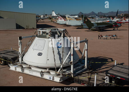 Tucsonona, USA. 27. Dezember 2013. Eine Textbaustein Mock-up der Orion-Raumkapsel sitzt auf dem Display an das Pima Air and Space Museum in Tucson. Die Orion verbringt zum Jahresende in Tucson auf dem Weg nach Kalifornien wo die Marine üben wird erholt sich die Kapsel nach einer Wasserung. Eine Textbaustein-Mock-up ist ein Full-Size-Modell, repliziert das genaue Gewicht, Form und Größe des Raumschiffs und dient in der Ausbildung. Die Orion-Kapsel wird voraussichtlich 2014 unbemannter Erstflug im Raum machen und bringt Astronauten im Jahr 2017. Bildnachweis: ZUMA Press, Inc./Alamy Live-Nachrichten Stockfoto