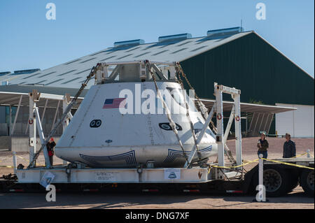 Tucsonona, USA. 27. Dezember 2013. Eine Textbaustein Mock-up der Orion-Raumkapsel sitzt auf dem Display an das Pima Air and Space Museum in Tucson. Die Orion verbringt zum Jahresende in Tucson auf dem Weg nach Kalifornien wo die Marine üben wird erholt sich die Kapsel nach einer Wasserung. Eine Textbaustein-Mock-up ist ein Full-Size-Modell, repliziert das genaue Gewicht, Form und Größe des Raumschiffs und dient in der Ausbildung. Die Orion-Kapsel wird voraussichtlich 2014 unbemannter Erstflug im Raum machen und bringt Astronauten im Jahr 2017. Bildnachweis: ZUMA Press, Inc./Alamy Live-Nachrichten Stockfoto