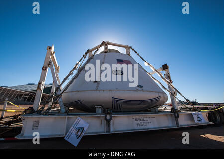 Tucsonona, USA. 27. Dezember 2013. Eine Textbaustein Mock-up der Orion-Raumkapsel sitzt auf dem Display an das Pima Air and Space Museum in Tucson. Die Orion verbringt zum Jahresende in Tucson auf dem Weg nach Kalifornien wo die Marine üben wird erholt sich die Kapsel nach einer Wasserung. Eine Textbaustein-Mock-up ist ein Full-Size-Modell, repliziert das genaue Gewicht, Form und Größe des Raumschiffs und dient in der Ausbildung. Die Orion-Kapsel wird voraussichtlich 2014 unbemannter Erstflug im Raum machen und bringt Astronauten im Jahr 2017. Bildnachweis: ZUMA Press, Inc./Alamy Live-Nachrichten Stockfoto