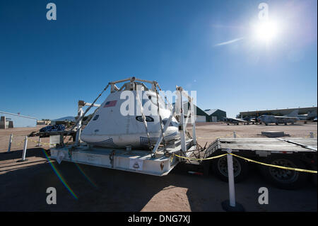 Tucsonona, USA. 27. Dezember 2013. Eine Textbaustein Mock-up der Orion-Raumkapsel sitzt auf dem Display an das Pima Air and Space Museum in Tucson. Die Orion verbringt zum Jahresende in Tucson auf dem Weg nach Kalifornien wo die Marine üben wird erholt sich die Kapsel nach einer Wasserung. Eine Textbaustein-Mock-up ist ein Full-Size-Modell, repliziert das genaue Gewicht, Form und Größe des Raumschiffs und dient in der Ausbildung. Die Orion-Kapsel wird voraussichtlich 2014 unbemannter Erstflug im Raum machen und bringt Astronauten im Jahr 2017. Bildnachweis: ZUMA Press, Inc./Alamy Live-Nachrichten Stockfoto