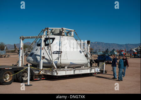 Tucsonona, USA. 27. Dezember 2013. Eine Textbaustein Mock-up der Orion-Raumkapsel sitzt auf dem Display an das Pima Air and Space Museum in Tucson. Die Orion verbringt zum Jahresende in Tucson auf dem Weg nach Kalifornien wo die Marine üben wird erholt sich die Kapsel nach einer Wasserung. Eine Textbaustein-Mock-up ist ein Full-Size-Modell, repliziert das genaue Gewicht, Form und Größe des Raumschiffs und dient in der Ausbildung. Die Orion-Kapsel wird voraussichtlich 2014 unbemannter Erstflug im Raum machen und bringt Astronauten im Jahr 2017. Bildnachweis: ZUMA Press, Inc./Alamy Live-Nachrichten Stockfoto