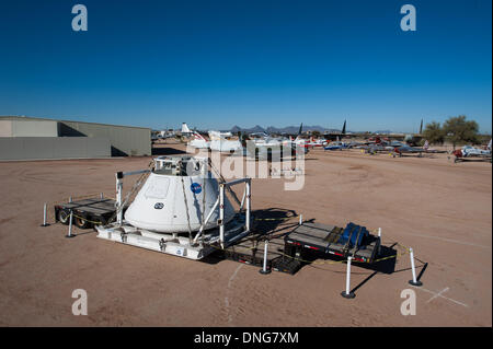 Tucsonona, USA. 27. Dezember 2013. Eine Textbaustein Mock-up der Orion-Raumkapsel sitzt auf dem Display an das Pima Air and Space Museum in Tucson. Die Orion verbringt zum Jahresende in Tucson auf dem Weg nach Kalifornien wo die Marine üben wird erholt sich die Kapsel nach einer Wasserung. Eine Textbaustein-Mock-up ist ein Full-Size-Modell, repliziert das genaue Gewicht, Form und Größe des Raumschiffs und dient in der Ausbildung. Die Orion-Kapsel wird voraussichtlich 2014 unbemannter Erstflug im Raum machen und bringt Astronauten im Jahr 2017. Bildnachweis: ZUMA Press, Inc./Alamy Live-Nachrichten Stockfoto