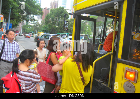 Hong Kong China, HK, Asien, Chinesisch, Orientalisch, Insel, Hennessy Road, Bus, Bus, öffentlicher Verkehr, Passagiere Reiter Reiter, Boarding, Asiaten Asiaten Stockfoto