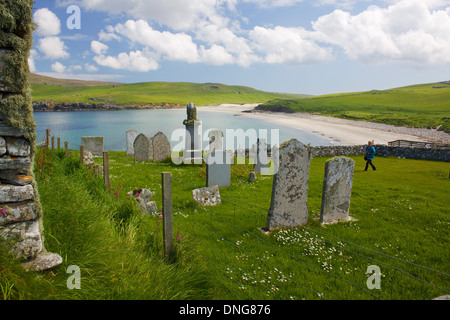Kirche und Grabsteine in Lunda Wick, Lund, Unst, Shetland-Inseln Stockfoto