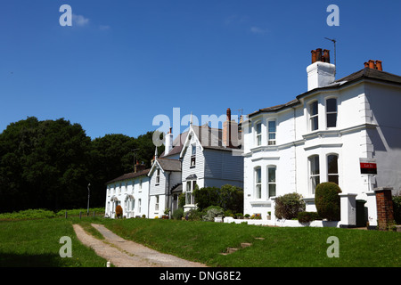 Malerische weiße bemalte Hütten auf Southborough, Tunbridge Wells, Kent, England Stockfoto