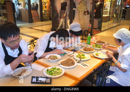 Hongkong China, Hongkong, Asien, Chinesisch, Orientalisch, Insel, Sheung Wan, des Voeux Road Central, westlicher Markt, innen, Köche, Kellner, Essen, Tisch, Kellner em Stockfoto