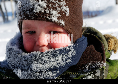 20 Motte alte Baby schreien nach der ersten Gesicht in den Schnee (und Papa war, genug, um erste und Konsole schießen Nach) Stockfoto