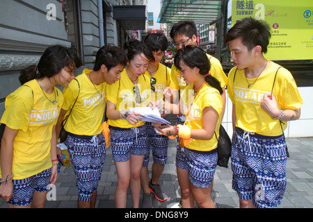 Hongkong China, Hongkong, Asien, Chinesisch, Orientalisch, Kowloon, Tsim Sha Tsui, Nathan Road, asiatische Studenten Mann Männer männlich, Erwachsene, Erwachsene, Frau weibliche Frauen, PSquare Stockfoto