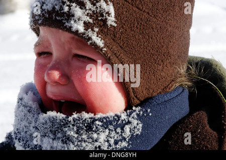 20 Motte alte Baby schreien nach der ersten Gesicht in den Schnee (und Papa war, genug, um erste und Konsole schießen Nach) Stockfoto