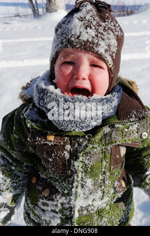 20 Motte alte Baby schreien nach der ersten Gesicht in den Schnee (und Papa war, genug, um erste und Konsole schießen Nach) Stockfoto