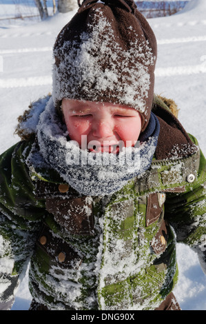 20 Motte alte Baby schreien nach der ersten Gesicht in den Schnee (und Papa war, genug, um erste und Konsole schießen Nach) Stockfoto