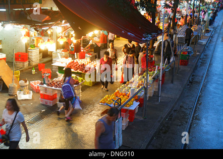 Hong Kong China, HK, Chinesisch, Insel, North Point, Marble Road Market, Nacht, Shopping Shopper Shopper Shopper Shop Shops Markt Kauf Verkauf, Geschäft Geschäfte Geschäfte Geschäftsleute Stockfoto